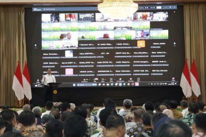 Menteri Pertanian (Mentan Amran) Andi Amran Sulaiman saat memimpin Rapat Koordinasi Nasional (Rakor) Pertanian bersama Wakil Menteri Pertanian Sudaryono, jajaran Eselon I dan II, serta Kepala Dinas Pertanian Provinsi dan Kabupaten/Kota se-Indonesia di Auditorium Kantor Pusat Kementerian Pertanian, Jakarta (24/2/2026)