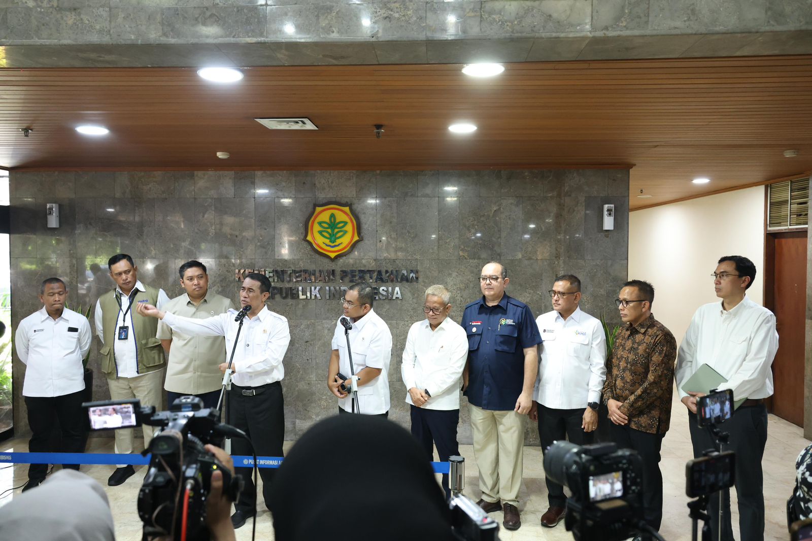 Menteri Pertanian RI, Andi Amran Sulaiman usai rapat hilirisasi bersama BUMN Pangan di Kantor Pusat Kementan, Jakarta, Senin (30/3/2026).