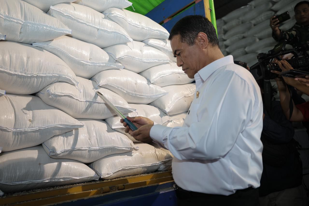 Menteri Pertanian Andi Amran Sulaiman saat meninjau gudang beras di Karawang. dok/humas kementan