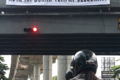 Suporter PSM Makassar memasang banner bertuliskan “Kota Ini Bukan Tempat Selebrasi” jelang laga panas melawan Persib Bandung.