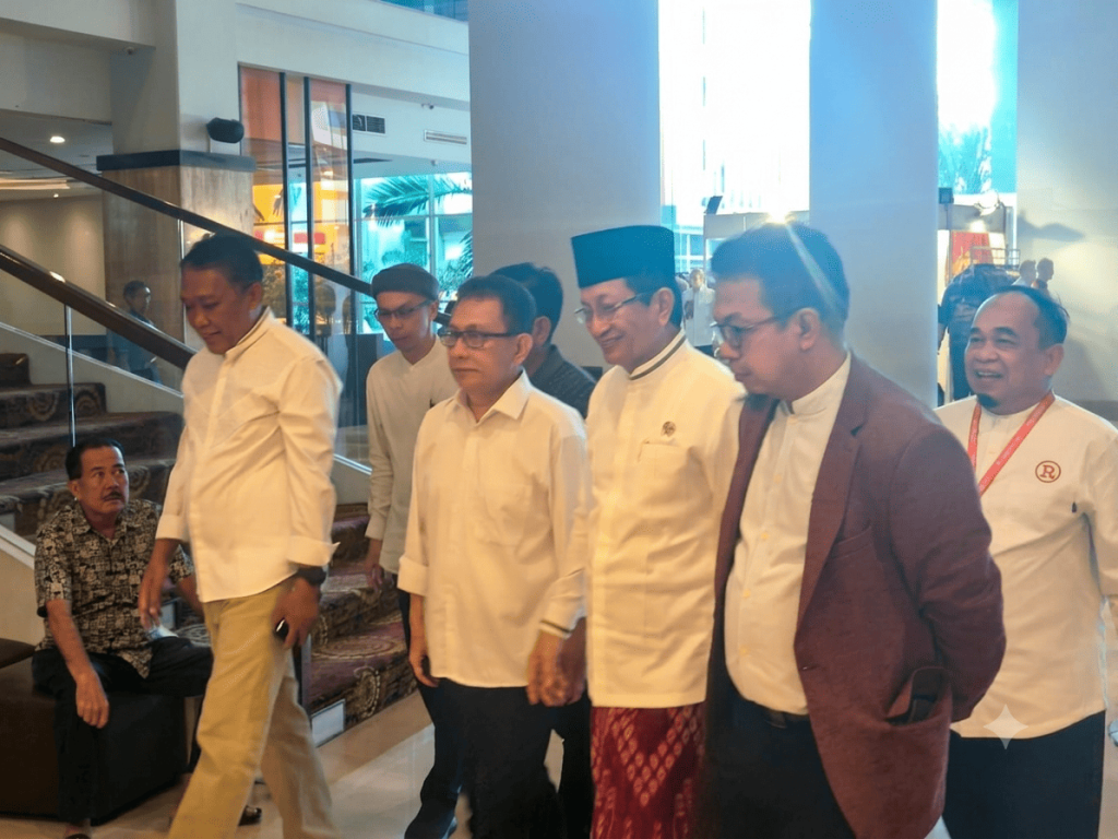 Menteri Agama RI Prof. Nasaruddin Umar berjalan bersama Suwardi Thahir yang terpilih sebagai Ketua PWI Sulawesi Selatan dan sejumlah pimpinan media dan tokoh pers Sulawesi Selatan usai pertemuan yang berlangsung di Hotel Claro Makassar, Sabtu (14/6/2026).