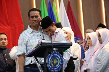 Mentan Amran Sulaiman terharu dengar kisah mahasiswa piatu Unismuh Harlen, Langsung Beri bantuan bayarkan kos 3 tahun dan sampaikan pesan untuk sang ayah.Mentan Amran Sulaiman terharu dengar kisah mahasiswa piatu Unismuh Harlen, Langsung Beri bantuan bayarkan kos 3 tahun dan sampaikan pesan untuk sang ayah.
