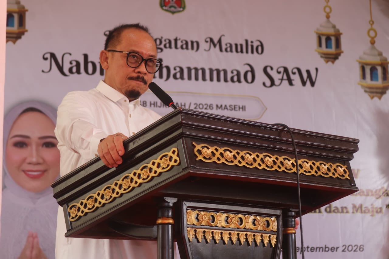 Gubernur Sulawesi Barat, Suhardi Duka saat berbicara dalam peringatan Maulid Nabi bersama KKSS dan IWSS yang berlangsung di Komp. Asrama Haji Simboro, Kecamatan Simboro, Kabupaten Mamuju, Minggu (13/9/2026)