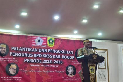 Suhajji Jompa, Ketua BPD KKSS Kabupaten Bogor periode 2025–2030, menyampaikan sambutan pada Pelantikan dan Pengukuhan Pengurus BPD KKSS Kabupaten Bogor di Cibinong, Sabtu (14/2/2026), dengan mengusung tema “Merajut Kebersamaan, Mengokohkan Kerukunan” berlandaskan nilai Sipakatau, Sipakalebbi, Sipakainge.