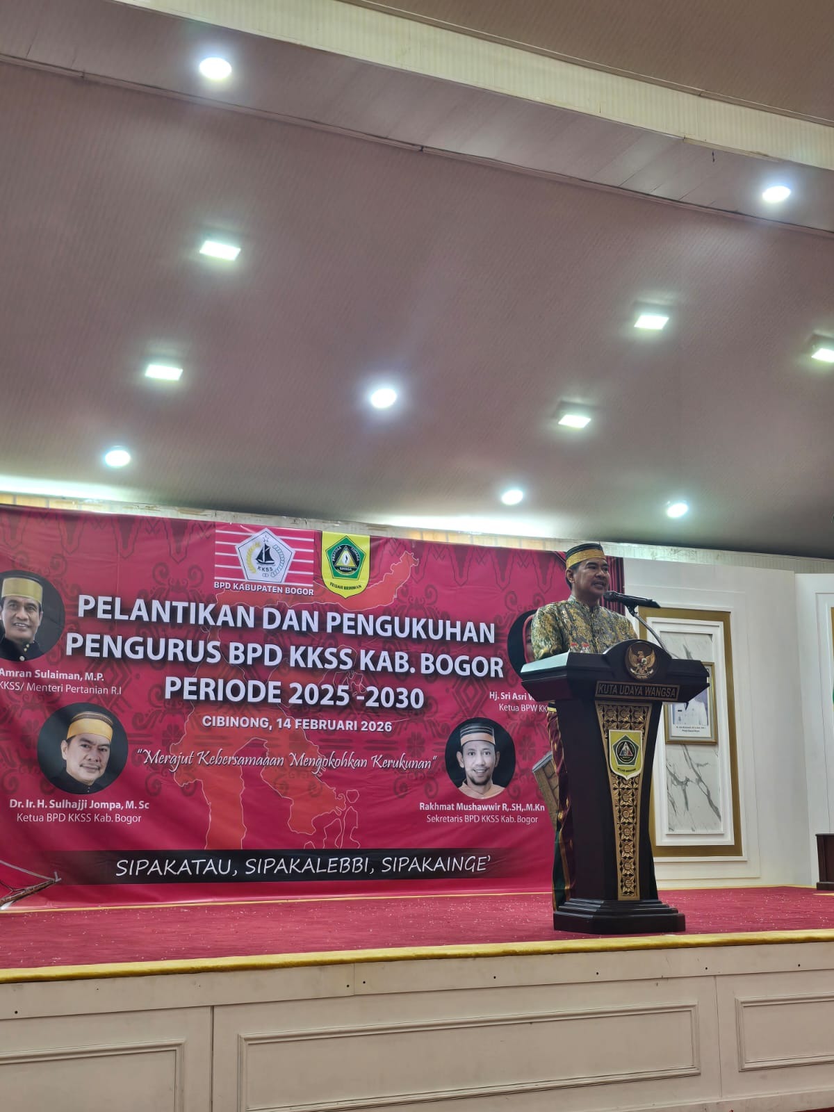 Suhajji Jompa, Ketua BPD KKSS Kabupaten Bogor periode 2025–2030, menyampaikan sambutan pada Pelantikan dan Pengukuhan Pengurus BPD KKSS Kabupaten Bogor di Cibinong, Sabtu (14/2/2026), dengan mengusung tema “Merajut Kebersamaan, Mengokohkan Kerukunan” berlandaskan nilai Sipakatau, Sipakalebbi, Sipakainge.