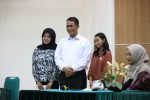 Menteri Pertanian RI, Dr Andi Amran Sulaiman memberikan bantuan kepada dua orang mahasiswa pertanian semester dua yang tercatat sebagai yatim piatu bantuan berupa uang saku dan juga uang pembayaran UKT.