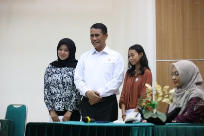 Menteri Pertanian RI, Dr Andi Amran Sulaiman memberikan bantuan kepada dua orang mahasiswa pertanian semester dua yang tercatat sebagai yatim piatu bantuan berupa uang saku dan juga uang pembayaran UKT.