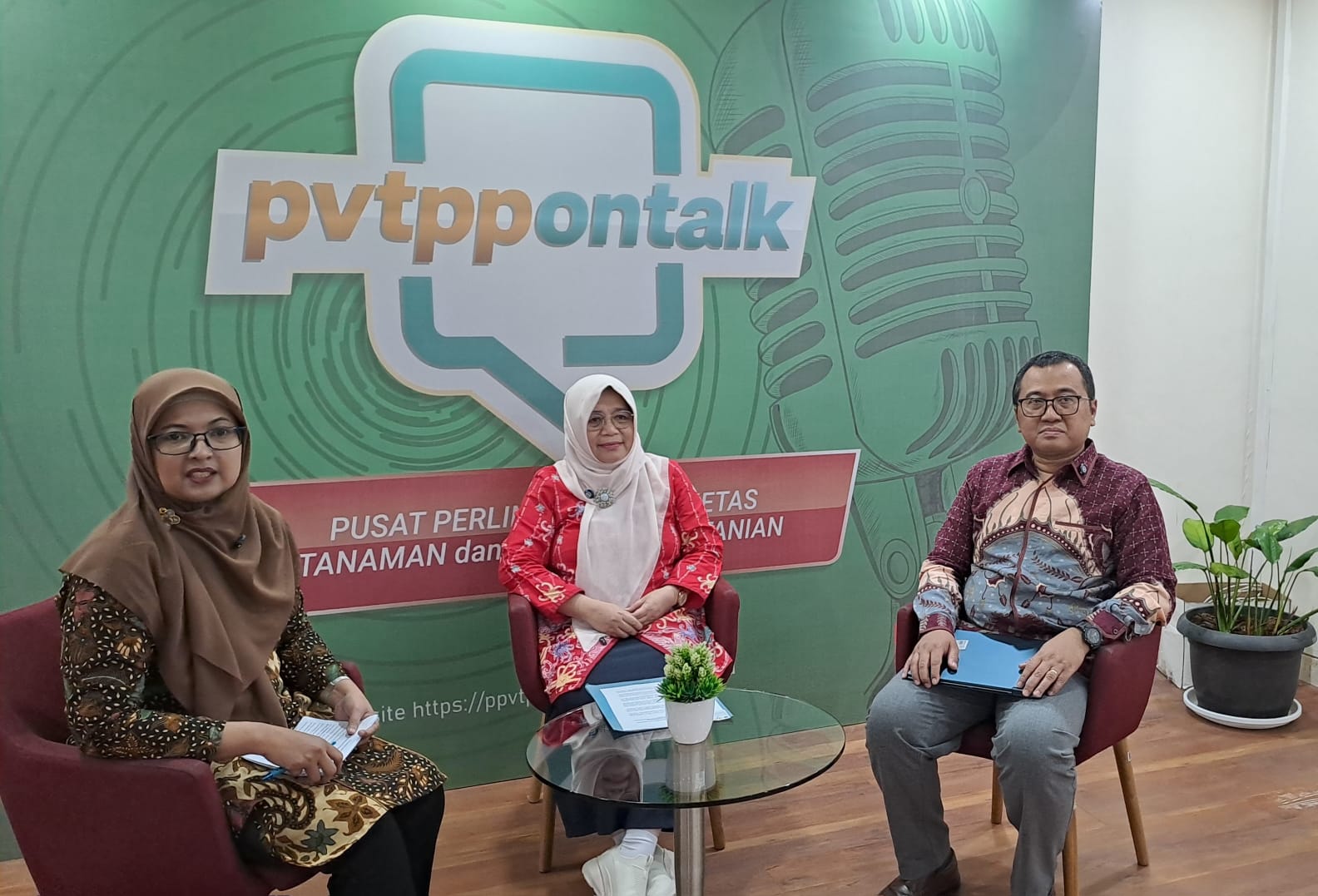 Direktur Hilirisasi dan Kemitraan, Kemendiktisaintek, Prof. Yos Sunitiyoso dan Kepala Pusat Perlindungan Varietas Tanaman dan Perizinan Pertanian (PPVTPP), Leli Nuryati dalam diskusi spesial edisi PVTPP On Talk di Jakarta, Jumat (6/3/2026).