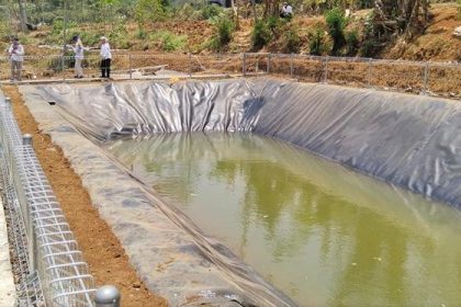Embung atau kolam penampung air dibangun sebagai langkah konservasi air untuk menghadapi musim kemarau. Infrastruktur ini membantu menjaga pasokan air bagi lahan pertanian dan perkebunan.