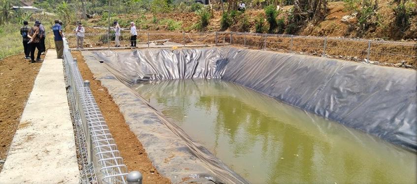 Embung atau kolam penampung air dibangun sebagai langkah konservasi air untuk menghadapi musim kemarau. Infrastruktur ini membantu menjaga pasokan air bagi lahan pertanian dan perkebunan.