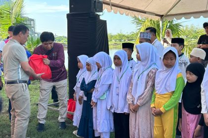 Pembagian santunan secara simbolis oleh Ketua Umum BPP KKSS sekaligus Ketua IKA Unhas, Andi Amran Sulaiman kepada anak yatim piatu, kaum duafa dan penyandang disabilitas di kawasan empang masjid Hajjah Andi Nurhadi, Makassar, Jumat (27/3/2026).