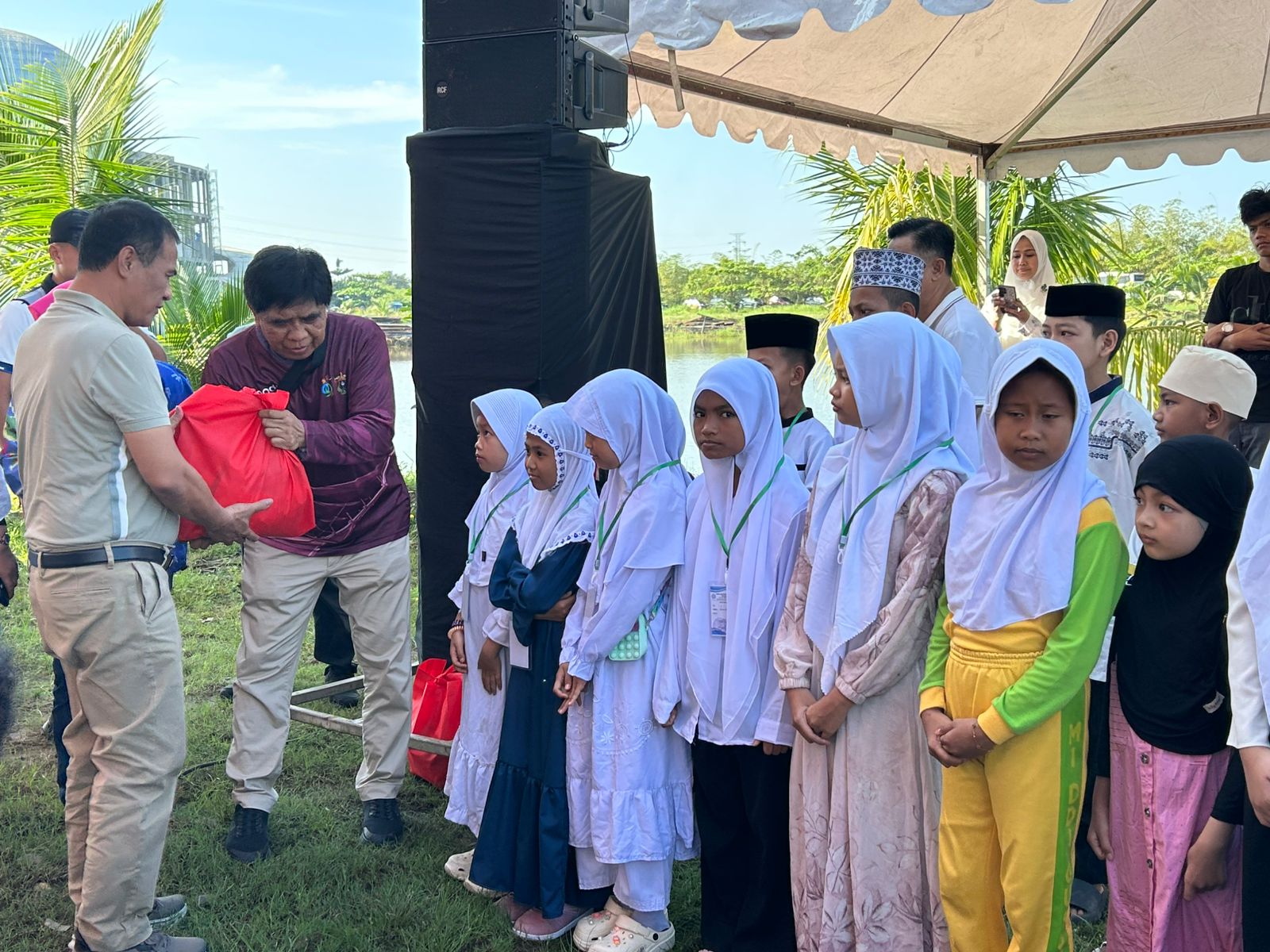 Pembagian santunan secara simbolis oleh Ketua Umum BPP KKSS sekaligus Ketua IKA Unhas, Andi Amran Sulaiman kepada anak yatim piatu, kaum duafa dan penyandang disabilitas di kawasan empang masjid Hajjah Andi Nurhadi, Makassar, Jumat (27/3/2026).