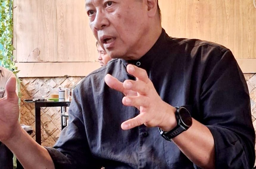 Makssar – Ketua Badan Pengurus Daerah Kerukunan Keluarga Sulawesi Selatan (BPD-KKSS) Kota Bandung, Ir. H. F. Ermaula Aseseang, MT, IAP, menyoroti tantangan ketenagakerjaan di Sulawesi Selatan. Ia mengungkapkan bahwa Tingkat Pengangguran Terbuka (TPT) di wilayah tersebut menyentuh angka 4,45 persen per November 2025, sebuah data yang dipaparkannya usai mengikuti Pertemuan Saudagar Bugis Makassar (PSBM) XXVI di Hotel Claro Makassar, 25–27 Maret 2026. Pakar perencanaan wilayah lulusan Teknik Planologi Institut Teknologi Bandung (ITB) ini menegaskan bahwa ketergantungan pada Anggaran Pendapatan dan Belanja Daerah (APBD) tidak akan cukup untuk menuntaskan problem pengangguran. Menurutnya, perlu ada ekspansi penciptaan lapangan kerja secara masif hingga ke level kabupaten dan kota dengan melibatkan sektor swasta serta investasi asing maupun domestik. "Penciptaan lapangan kerja akan stagnan jika kita hanya bertumpu pada kapasitas APBD. Inilah saatnya menggerakkan instrumen investasi, dunia usaha, serta inisiatif kolektif dari masyarakat sendiri," ujar pria yang akrab disapa Levi ini saat berdiskusi dengan awak media di Virendy Cafe, Jl. Lanto Dg. Pasewang No.14 Makassar, Senin (30/3/2026) petang. Ermaula menekankan bahwa pemerintah daerah memegang kendali strategis sebagai katalisator masuknya modal. Namun, ia mewanti-wanti agar investasi yang masuk harus dirancang secara tematik dan terintegrasi, bukan sekadar sporadis, agar mampu menciptakan efek domino bagi pertumbuhan ekonomi dan penyerapan tenaga kerja lokal. Lebih lanjut, ia melihat adanya kesenjangan yang kontras antara kekayaan sumber daya alam daerah dengan tingkat pendapatan per kapita masyarakatnya. Hal ini menjadi indikator kuat bahwa potensi besar yang dimiliki Sulawesi Selatan selama ini memang belum dikelola secara optimal dan maksimal. "Kita diberkahi potensi yang luar biasa, namun manfaatnya belum sepenuhnya dirasakan rakyat. Di sinilah peran krusial para pakar, investor, dan saudagar untuk berkolaborasi mengambil langkah nyata," tegasnya. Sosok yang juga dikenal sebagai ahli perencanaan kota ini menawarkan konsep pengembangan wilayah berbasis hilirisasi sebagai solusi. Ia memaparkan bahwa daerah hinterland atau penyangga harus terkoneksi secara fungsional dengan kota-kota besar dalam satu rantai produksi yang saling menghidupi. "Integrasi antara kota besar, kota menengah, hingga wilayah pelosok harus menjadi satu kesatuan sistem. Itulah inti dari konsep hilirisasi yang ideal untuk memajukan daerah," jelas Ermaula. Ia mengambil contoh kesuksesan Kota Bandung yang bertransformasi menjadi pusat inovasi berkat dukungan institusi pendidikan ternama seperti ITB dan Unpad. Model sinergi antara keahlian teknologi dan potensi wilayah tersebut dinilainya sangat relevan untuk diadaptasi di Sulawesi Selatan. Langkah konkret yang ia usulkan dimulai dengan pemetaan komprehensif terhadap keunggulan lokal, yang kemudian dikonversi menjadi aktivitas produksi yang terpadu dari hulu ke hilir. "Apabila ekosistem produksi ini berjalan, maka secara natural lapangan pekerjaan akan terbuka lebar dan taraf kesejahteraan masyarakat pun akan terkerek naik," imbuhnya. Ia juga memberikan catatan kritis pada sektor perkebunan kelapa yang hingga kini masih terjebak pada pola ekspor bahan mentah. Ermaula mendorong agar struktur industri diperpanjang sehingga mampu menghasilkan produk turunan yang memiliki nilai ekonomi jauh lebih tinggi. "Mengekspor kelapa bulat itu nilainya minim. Namun, jika kita mampu mengolahnya menjadi produk jadi seperti bubuk kelapa atau turunan lainnya, nilai tambahnya akan berlipat ganda," urainya dengan detail. Oleh karena itu, ia mengajak seluruh jaringan saudagar KKSS di tanah air untuk mulai menyinergikan aspek teknologi dan investasi dengan sektor agrikultur guna membangun ekosistem ekonomi yang tangguh. Ia menambahkan, KKSS Bandung membawa warna tersendiri dalam memberikan kontribusi bagi daerah, yakni dengan tidak hanya mengandalkan sumber daya fisik, melainkan memperkuat aspek teknologi dan jaringan birokrasi di tingkat kementerian. "Visi kami adalah mengawinkan kemajuan teknologi dan kekuatan jaringan pusat dengan kekayaan potensi yang ada di daerah," kata Ketua BPD KKSS Bandung tersebut. Sebagai ilustrasi, ia menyebut Kabupaten Pangkajene dan Kepulauan (Pangkep) memiliki modal kekayaan alam yang melimpah, namun masih membutuhkan sentuhan manajemen yang lebih sistematis agar bisa meledak potensinya. "Jika antara potensi lokal, keahlian teknologi, dan kebijakan pemerintah dapat berjalan beriringan, saya optimis Pangkep akan menjadi motor penggerak ekonomi yang pesat," tuturnya. Menutup perbincangan, Ermaula mengingatkan para kepala daerah untuk menyediakan peta jalan investasi yang transparan dan terukur sebagai bagian dari strategi besar pembangunan wilayah. "Pemerintah daerah wajib memiliki roadmap investasi yang tajam dan terarah. Dokumen itulah yang akan menjadi 'daya tawar' utama saat kita mempromosikan potensi daerah ke level nasional maupun global," pungkasnya. BIODATA A. DATA PRIBADI Nama Lengkap : Ir. F. Ermaula Aseseang, MT, IAP Profesi : Ahli Perencanaan Kota dan Pengembangan Daerah Tempat/Tanggal Lahir : Makassar, 10 Desember 1962 Hobi : Running, Geotrekking, Badminton, Sketching, Fotografi B. PENDIDIKAN FORMAL TK Bhayangkari, Makassar (Lulus 1968) SD Cilandak III Pagi, Jakarta (Lulus 1974) SMPK Frater, Ujung Pandang (Lulus 1977) SMAK Rajawali, Makassar, dan SMAK St. Aloysius, Bandung (Lulus 1981) Institut Teknologi Bandung (ITB) jurusan Teknik Planologi Sarjana Muda (Lulus 1984) Sarjana (Lulus 1993) Program Magister Perencanaan Wilayah dan Kota ITB (Lulus 2000) C. KEANGGOTAAN PROFESI Ikatan Ahli Perencanaan Indonesia (IAP), sejak 2 Desember 1992 Asia Pacific Urban Designers (APUD), sejak 12 Januari 2020 D. PENGALAMAN ORGANISASI 1985: Ketua Tim KKN Mahasiswa ITB di Kabupaten Indramayu 1989–1991 : Ketua Perguruan Seni Beladiri Pernafasan Satria Nusantara Bandung 1996–1998 : Ketua Koperasi Karyawan Teknoplan Nusantara (Kosetara) 1997–1999 : Wakil Ketua Asosiasi Konsultan Pembangunan Permukiman Indonesia (AKPPI) 2005–2009 : Wakil Ketua DPP Ikatan Nasional Konsultan Indonesia (INKINDO) Jawa Barat 2006–2013 : Ketua Umum DPD Ikatan Ahli Perencanaan Indonesia (IAP) Jawa Barat 2009–2012 : Ketua Badan Strategis Pengembangan INKINDO Jawa Barat 2013–sekarang : Pembina Komunitas Bandung Sketchwalk 2019–2021 : Wakil Ketua Federasi Olahraga Rekreasi Masyarakat Indonesia (FORMI) Kota Bandung 2020–2022 : Ketua LSP Satria Nusantara Daerah Jawa Barat 2021–2025 : Ketua Dewan Pakar Komite Olahraga Rekreasi Masyarakat (KORMI) Jawa Barat 2022–2025 : Sekretaris BPD KKSS Kota Bandung 2022–sekarang : Ketua Dewan Pengarah IA-ITB Komisariat Komunitas Lintas Alam Alumni ITB 2022–sekarang : Wakil Ketua Dewan Pengurus Nasional Satria Nusantara 2025–sekarang : Ketua BPD Kerukunan Keluarga Sulawesi Selatan (KKSS) Kota Bandung E. PENGALAMAN MANAJEMEN PERUSAHAAN 2007–2012 : Direktur Utama PT. Teknoplan Nusantara Consultant 2012–2022 : Founder & Principal URDev Networking+ Advisory Consulting 2022–sekarang : Founder & COO PT. Ripta Jagabhumi Nusantara F. PENGALAMAN ADVISORY Selain sebagai konsultan profesional, aktif mengikuti seminar dan pelatihan, serta menjadi narasumber, dosen tamu, dan expert-advisor di bidang Perencanaan Wilayah dan Kota pada berbagai instansi, antara lain : Kementerian ATR/BPN, Kementerian PUPR, Bappenas, Kementerian Kelautan dan Perikanan, Kementerian Pariwisata dan Ekonomi Kreatif, Kementerian Investasi/BKPM, Otorita IKN, serta berbagai pemerintah daerah dan perusahaan swasta nasional. G. PENGALAMAN PROYEK Sejak 1985 aktif sebagai konsultan profesional di bidang Urban & Regional Planning dan telah terlibat dalam sekitar 160 proyek perencanaan tata ruang wilayah dan kota serta layanan eco-development yang tersebar di seluruh Indonesia. H. PENGHARGAAN 1974: Lulusan Terbaik Kedua SD Cilandak III Pagi, Jakarta Selatan 1976 : Juara II Lomba Sepatu Roda se-Sulawesi Selatan 1977 : Lulusan Terbaik SMP Frater Ujungpandang 1978 : Juara I Lomba Cerdas Tangkas TVRI Ujungpandang Tingkat SLTA se-Sulsel 1984 : Lulusan Terbaik Sarjana Muda Teknik Planologi ITB 2000 : Pembina Terbaik Olahraga Pernafasan Satria Nusantara 2014 : Sketsa Terbaik Event Bandung Sketchwalk 2017 : Olahragawan Berprestasi Cabang Olahraga Rekreasi Masyarakat Jawa Barat 2019 : Finalis Sayembara Desain Taman Margasatwa Ragunan, Jakarta 2022 : Juara II Kompetisi Kawasan Pesisir Sayung Terintegrasi dan Berkelanjutan, Provinsi Jawa Tengah. (*)