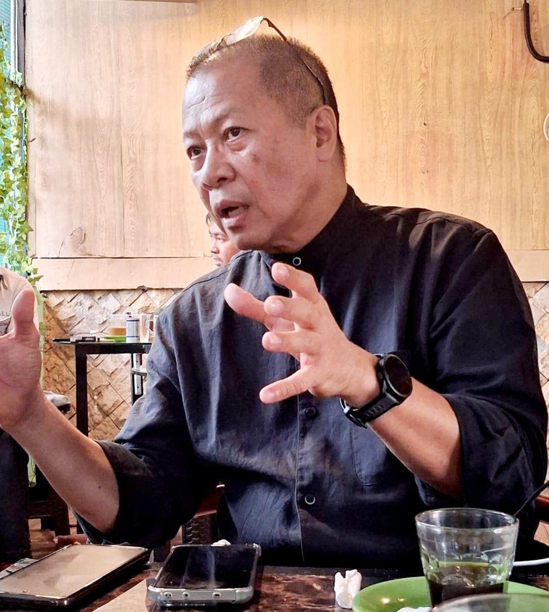 Makssar – Ketua Badan Pengurus Daerah Kerukunan Keluarga Sulawesi Selatan (BPD-KKSS) Kota Bandung, Ir. H. F. Ermaula Aseseang, MT, IAP, menyoroti tantangan ketenagakerjaan di Sulawesi Selatan. Ia mengungkapkan bahwa Tingkat Pengangguran Terbuka (TPT) di wilayah tersebut menyentuh angka 4,45 persen per November 2025, sebuah data yang dipaparkannya usai mengikuti Pertemuan Saudagar Bugis Makassar (PSBM) XXVI di Hotel Claro Makassar, 25–27 Maret 2026. Pakar perencanaan wilayah lulusan Teknik Planologi Institut Teknologi Bandung (ITB) ini menegaskan bahwa ketergantungan pada Anggaran Pendapatan dan Belanja Daerah (APBD) tidak akan cukup untuk menuntaskan problem pengangguran. Menurutnya, perlu ada ekspansi penciptaan lapangan kerja secara masif hingga ke level kabupaten dan kota dengan melibatkan sektor swasta serta investasi asing maupun domestik. "Penciptaan lapangan kerja akan stagnan jika kita hanya bertumpu pada kapasitas APBD. Inilah saatnya menggerakkan instrumen investasi, dunia usaha, serta inisiatif kolektif dari masyarakat sendiri," ujar pria yang akrab disapa Levi ini saat berdiskusi dengan awak media di Virendy Cafe, Jl. Lanto Dg. Pasewang No.14 Makassar, Senin (30/3/2026) petang. Ermaula menekankan bahwa pemerintah daerah memegang kendali strategis sebagai katalisator masuknya modal. Namun, ia mewanti-wanti agar investasi yang masuk harus dirancang secara tematik dan terintegrasi, bukan sekadar sporadis, agar mampu menciptakan efek domino bagi pertumbuhan ekonomi dan penyerapan tenaga kerja lokal. Lebih lanjut, ia melihat adanya kesenjangan yang kontras antara kekayaan sumber daya alam daerah dengan tingkat pendapatan per kapita masyarakatnya. Hal ini menjadi indikator kuat bahwa potensi besar yang dimiliki Sulawesi Selatan selama ini memang belum dikelola secara optimal dan maksimal. "Kita diberkahi potensi yang luar biasa, namun manfaatnya belum sepenuhnya dirasakan rakyat. Di sinilah peran krusial para pakar, investor, dan saudagar untuk berkolaborasi mengambil langkah nyata," tegasnya. Sosok yang juga dikenal sebagai ahli perencanaan kota ini menawarkan konsep pengembangan wilayah berbasis hilirisasi sebagai solusi. Ia memaparkan bahwa daerah hinterland atau penyangga harus terkoneksi secara fungsional dengan kota-kota besar dalam satu rantai produksi yang saling menghidupi. "Integrasi antara kota besar, kota menengah, hingga wilayah pelosok harus menjadi satu kesatuan sistem. Itulah inti dari konsep hilirisasi yang ideal untuk memajukan daerah," jelas Ermaula. Ia mengambil contoh kesuksesan Kota Bandung yang bertransformasi menjadi pusat inovasi berkat dukungan institusi pendidikan ternama seperti ITB dan Unpad. Model sinergi antara keahlian teknologi dan potensi wilayah tersebut dinilainya sangat relevan untuk diadaptasi di Sulawesi Selatan. Langkah konkret yang ia usulkan dimulai dengan pemetaan komprehensif terhadap keunggulan lokal, yang kemudian dikonversi menjadi aktivitas produksi yang terpadu dari hulu ke hilir. "Apabila ekosistem produksi ini berjalan, maka secara natural lapangan pekerjaan akan terbuka lebar dan taraf kesejahteraan masyarakat pun akan terkerek naik," imbuhnya. Ia juga memberikan catatan kritis pada sektor perkebunan kelapa yang hingga kini masih terjebak pada pola ekspor bahan mentah. Ermaula mendorong agar struktur industri diperpanjang sehingga mampu menghasilkan produk turunan yang memiliki nilai ekonomi jauh lebih tinggi. "Mengekspor kelapa bulat itu nilainya minim. Namun, jika kita mampu mengolahnya menjadi produk jadi seperti bubuk kelapa atau turunan lainnya, nilai tambahnya akan berlipat ganda," urainya dengan detail. Oleh karena itu, ia mengajak seluruh jaringan saudagar KKSS di tanah air untuk mulai menyinergikan aspek teknologi dan investasi dengan sektor agrikultur guna membangun ekosistem ekonomi yang tangguh. Ia menambahkan, KKSS Bandung membawa warna tersendiri dalam memberikan kontribusi bagi daerah, yakni dengan tidak hanya mengandalkan sumber daya fisik, melainkan memperkuat aspek teknologi dan jaringan birokrasi di tingkat kementerian. "Visi kami adalah mengawinkan kemajuan teknologi dan kekuatan jaringan pusat dengan kekayaan potensi yang ada di daerah," kata Ketua BPD KKSS Bandung tersebut. Sebagai ilustrasi, ia menyebut Kabupaten Pangkajene dan Kepulauan (Pangkep) memiliki modal kekayaan alam yang melimpah, namun masih membutuhkan sentuhan manajemen yang lebih sistematis agar bisa meledak potensinya. "Jika antara potensi lokal, keahlian teknologi, dan kebijakan pemerintah dapat berjalan beriringan, saya optimis Pangkep akan menjadi motor penggerak ekonomi yang pesat," tuturnya. Menutup perbincangan, Ermaula mengingatkan para kepala daerah untuk menyediakan peta jalan investasi yang transparan dan terukur sebagai bagian dari strategi besar pembangunan wilayah. "Pemerintah daerah wajib memiliki roadmap investasi yang tajam dan terarah. Dokumen itulah yang akan menjadi 'daya tawar' utama saat kita mempromosikan potensi daerah ke level nasional maupun global," pungkasnya. BIODATA A. DATA PRIBADI Nama Lengkap : Ir. F. Ermaula Aseseang, MT, IAP Profesi : Ahli Perencanaan Kota dan Pengembangan Daerah Tempat/Tanggal Lahir : Makassar, 10 Desember 1962 Hobi : Running, Geotrekking, Badminton, Sketching, Fotografi B. PENDIDIKAN FORMAL TK Bhayangkari, Makassar (Lulus 1968) SD Cilandak III Pagi, Jakarta (Lulus 1974) SMPK Frater, Ujung Pandang (Lulus 1977) SMAK Rajawali, Makassar, dan SMAK St. Aloysius, Bandung (Lulus 1981) Institut Teknologi Bandung (ITB) jurusan Teknik Planologi Sarjana Muda (Lulus 1984) Sarjana (Lulus 1993) Program Magister Perencanaan Wilayah dan Kota ITB (Lulus 2000) C. KEANGGOTAAN PROFESI Ikatan Ahli Perencanaan Indonesia (IAP), sejak 2 Desember 1992 Asia Pacific Urban Designers (APUD), sejak 12 Januari 2020 D. PENGALAMAN ORGANISASI 1985: Ketua Tim KKN Mahasiswa ITB di Kabupaten Indramayu 1989–1991 : Ketua Perguruan Seni Beladiri Pernafasan Satria Nusantara Bandung 1996–1998 : Ketua Koperasi Karyawan Teknoplan Nusantara (Kosetara) 1997–1999 : Wakil Ketua Asosiasi Konsultan Pembangunan Permukiman Indonesia (AKPPI) 2005–2009 : Wakil Ketua DPP Ikatan Nasional Konsultan Indonesia (INKINDO) Jawa Barat 2006–2013 : Ketua Umum DPD Ikatan Ahli Perencanaan Indonesia (IAP) Jawa Barat 2009–2012 : Ketua Badan Strategis Pengembangan INKINDO Jawa Barat 2013–sekarang : Pembina Komunitas Bandung Sketchwalk 2019–2021 : Wakil Ketua Federasi Olahraga Rekreasi Masyarakat Indonesia (FORMI) Kota Bandung 2020–2022 : Ketua LSP Satria Nusantara Daerah Jawa Barat 2021–2025 : Ketua Dewan Pakar Komite Olahraga Rekreasi Masyarakat (KORMI) Jawa Barat 2022–2025 : Sekretaris BPD KKSS Kota Bandung 2022–sekarang : Ketua Dewan Pengarah IA-ITB Komisariat Komunitas Lintas Alam Alumni ITB 2022–sekarang : Wakil Ketua Dewan Pengurus Nasional Satria Nusantara 2025–sekarang : Ketua BPD Kerukunan Keluarga Sulawesi Selatan (KKSS) Kota Bandung E. PENGALAMAN MANAJEMEN PERUSAHAAN 2007–2012 : Direktur Utama PT. Teknoplan Nusantara Consultant 2012–2022 : Founder & Principal URDev Networking+ Advisory Consulting 2022–sekarang : Founder & COO PT. Ripta Jagabhumi Nusantara F. PENGALAMAN ADVISORY Selain sebagai konsultan profesional, aktif mengikuti seminar dan pelatihan, serta menjadi narasumber, dosen tamu, dan expert-advisor di bidang Perencanaan Wilayah dan Kota pada berbagai instansi, antara lain : Kementerian ATR/BPN, Kementerian PUPR, Bappenas, Kementerian Kelautan dan Perikanan, Kementerian Pariwisata dan Ekonomi Kreatif, Kementerian Investasi/BKPM, Otorita IKN, serta berbagai pemerintah daerah dan perusahaan swasta nasional. G. PENGALAMAN PROYEK Sejak 1985 aktif sebagai konsultan profesional di bidang Urban & Regional Planning dan telah terlibat dalam sekitar 160 proyek perencanaan tata ruang wilayah dan kota serta layanan eco-development yang tersebar di seluruh Indonesia. H. PENGHARGAAN 1974: Lulusan Terbaik Kedua SD Cilandak III Pagi, Jakarta Selatan 1976 : Juara II Lomba Sepatu Roda se-Sulawesi Selatan 1977 : Lulusan Terbaik SMP Frater Ujungpandang 1978 : Juara I Lomba Cerdas Tangkas TVRI Ujungpandang Tingkat SLTA se-Sulsel 1984 : Lulusan Terbaik Sarjana Muda Teknik Planologi ITB 2000 : Pembina Terbaik Olahraga Pernafasan Satria Nusantara 2014 : Sketsa Terbaik Event Bandung Sketchwalk 2017 : Olahragawan Berprestasi Cabang Olahraga Rekreasi Masyarakat Jawa Barat 2019 : Finalis Sayembara Desain Taman Margasatwa Ragunan, Jakarta 2022 : Juara II Kompetisi Kawasan Pesisir Sayung Terintegrasi dan Berkelanjutan, Provinsi Jawa Tengah. (*)