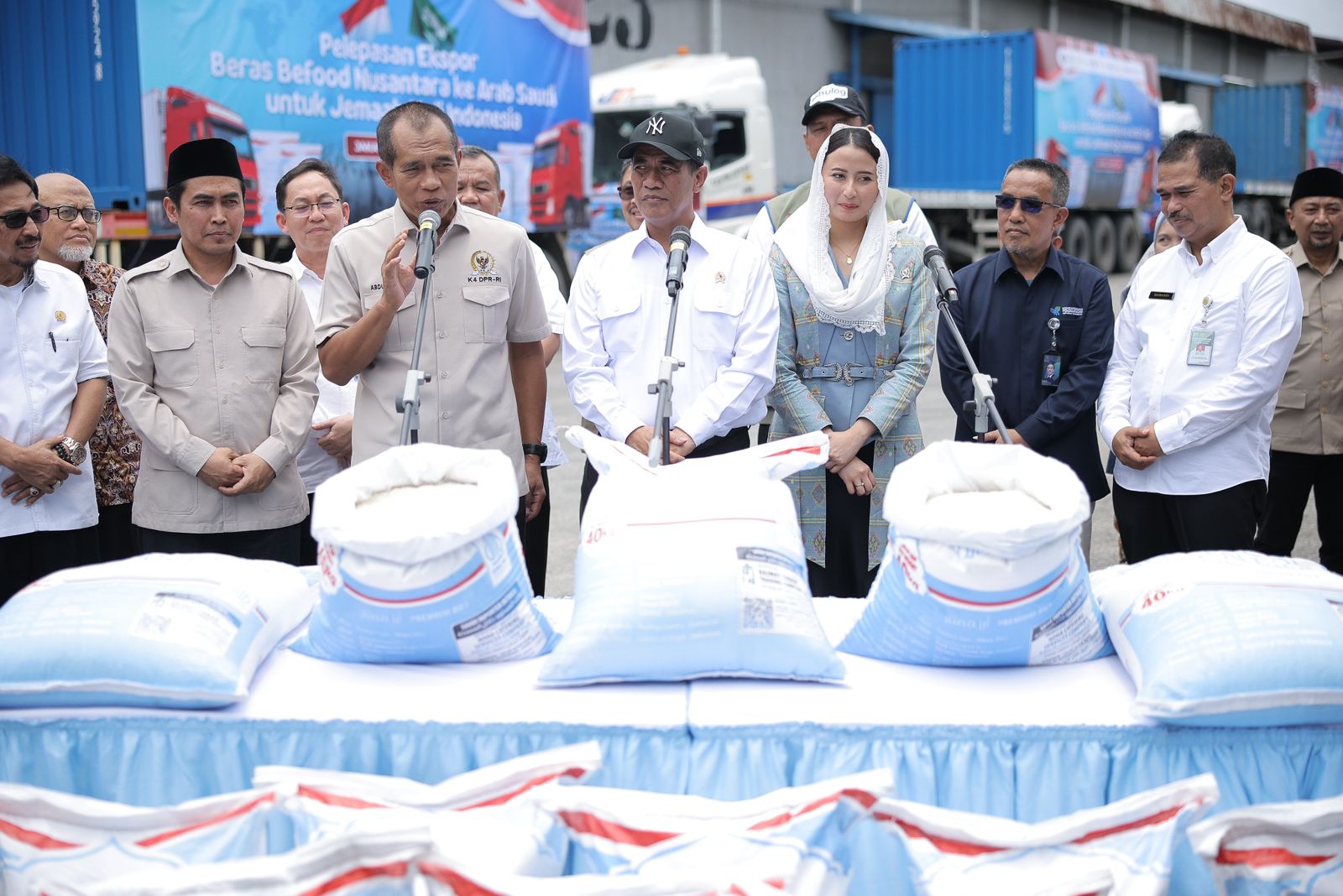 Wakil Ketua Komisi IV DPR RI, Abdul Kharis (kiri) bersama Menteri Pertanian, Andi Amran Sulaiman (tengah) serta Wakil Menteri Perdagangan, Dyah Roro Esti (kanan) dalam acara pelepasan ekspor perdana 2.280 ton beras Indonesia ke Arab Saudi di Gudang Perum Bulog, Jakarta, Rabu (4/3/2026).