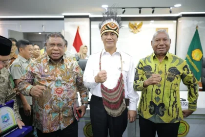Bupati Jayawijaya, Atenius Murip (Kiri) dan Gubernur Papua Dominggus Mandacan (kanan) bersama Menteri pertanian RI, Andi Amran Sulaiman saat menerima audiensi sejumlah kepala daerah.