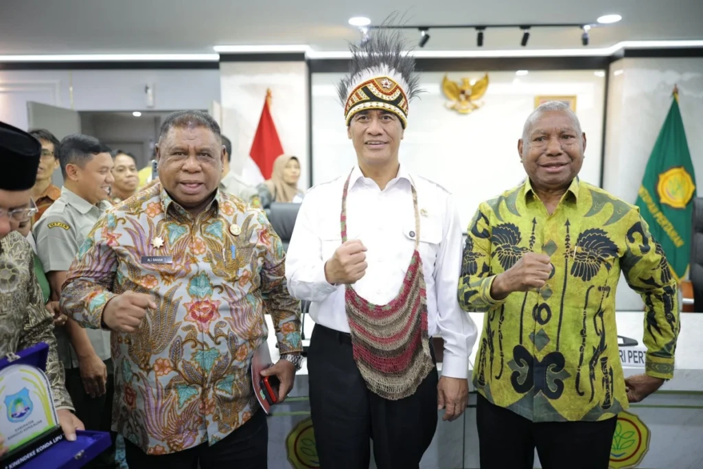 Bupati Jayawijaya, Atenius Murip (Kiri) dan Gubernur Papua Dominggus Mandacan (kanan) bersama Menteri pertanian RI, Andi Amran Sulaiman saat menerima audiensi sejumlah kepala daerah.