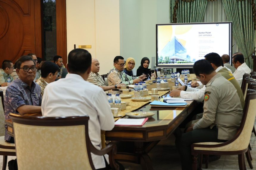 Menteri Pertanian Andi Amran Sulaiman saat menerima audiensi Dewan Pengurus Pusat (DPP) Asosiasi Pengusaha dan Pengelola Dapur Makan Bergizi Gratis Indonesia (APPDMBGI), Senin (6/4/2026).