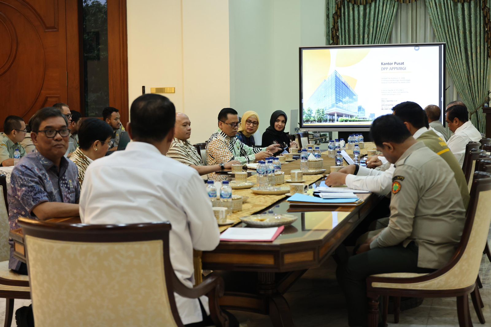 Menteri Pertanian Andi Amran Sulaiman saat menerima audiensi Dewan Pengurus Pusat (DPP) Asosiasi Pengusaha dan Pengelola Dapur Makan Bergizi Gratis Indonesia (APPDMBGI), Senin (6/4/2026).