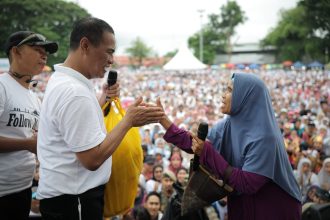Mentan Andi Amran Sulaiman beri bantuan modal Rp20 juta kepada pedagang kecil saat jalan sehat Hari Jadi Bone ke-696 di Lapangan Merdeka Watampone, Minggu (5/4/2026).