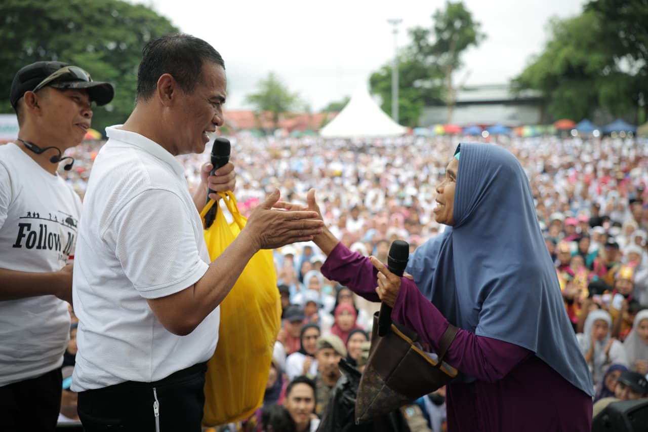 Mentan Andi Amran Sulaiman beri bantuan modal Rp20 juta kepada pedagang kecil saat jalan sehat Hari Jadi Bone ke-696 di Lapangan Merdeka Watampone, Minggu (5/4/2026).