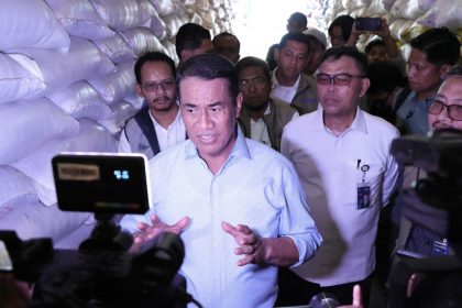 Menteri Pertanian (Mentan) Andi Amran Sulaiman meninjau langsung gudang Perum Bulog di Makassar, Sulawesi Selatan, Minggu (5/4/2026). humas Kementan