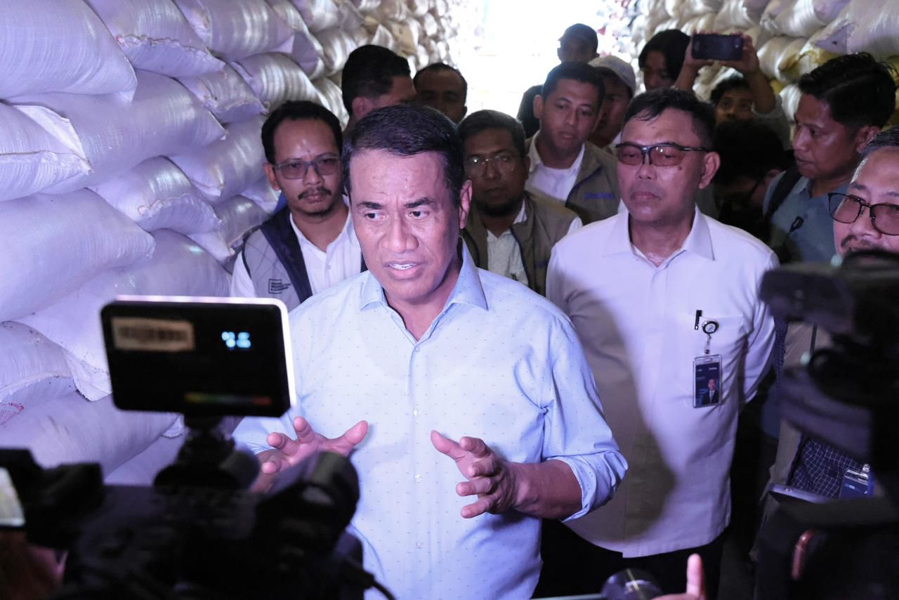Menteri Pertanian (Mentan) Andi Amran Sulaiman meninjau langsung gudang Perum Bulog di Makassar, Sulawesi Selatan, Minggu (5/4/2026). humas Kementan