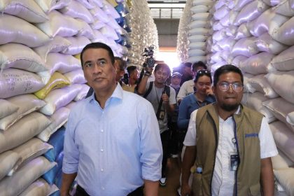 Makassar — Menteri Pertanian (Mentan) Andi Amran Sulaiman meninjau langsung gudang Perum Bulog di Makassar, Sulawesi Selatan, Minggu (5/4/2026)