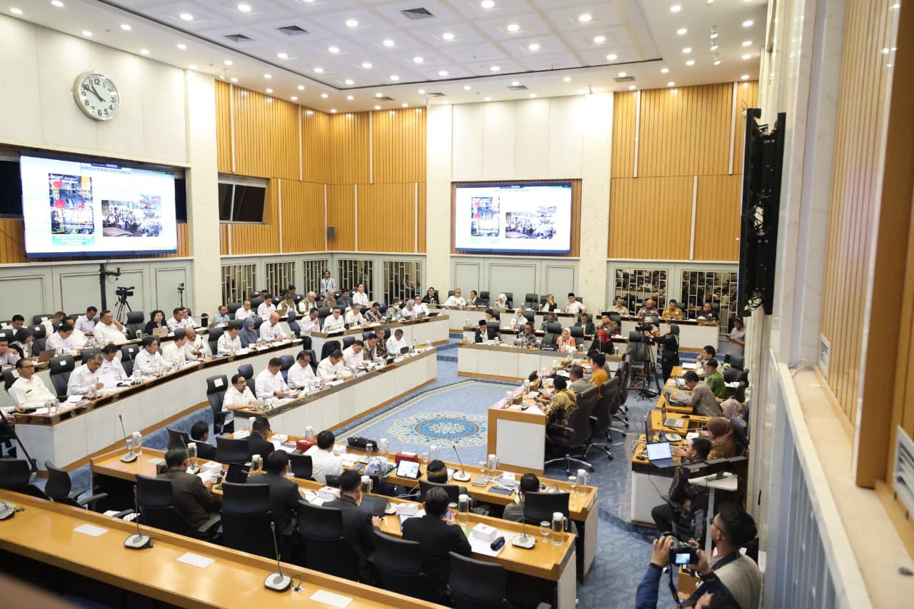 Rapat Kerja dan Rapat Dengar Pendapat Komisi IV DPR RI dengan Mentan, Kepala BAPANAS, Menteri KKP, DIRUT BULOG, PT PUPUK dan RNI di Gedung Nusantara, Senayan, Jakarta, Selasa (7/4/2026).