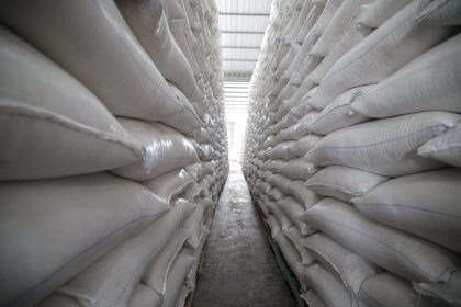 Cadangan Beras di Gudang Bulog Karawang, Kamis (23/4/2026).