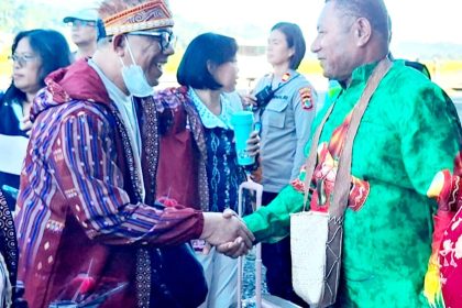 Disambut Adat Papua, Kontingen dan Pejabat Sulsel Tiba di Manokwari untuk Pesparawi Nasional XIV