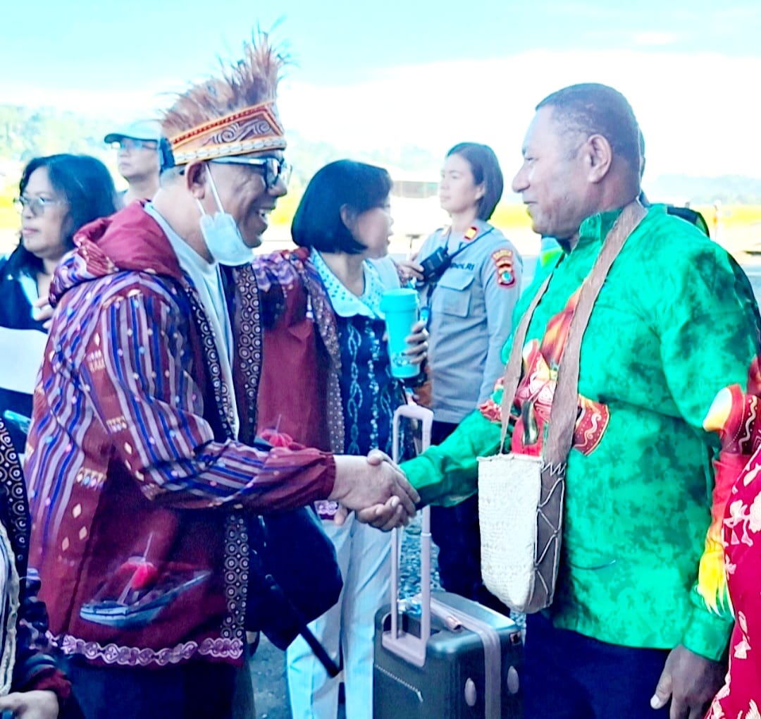 Disambut Adat Papua, Kontingen dan Pejabat Sulsel Tiba di Manokwari untuk Pesparawi Nasional XIV