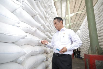 Menteri Pertanian Andi Amran Sulaiman memeriksa kualitas beras di Gudang Bulog.