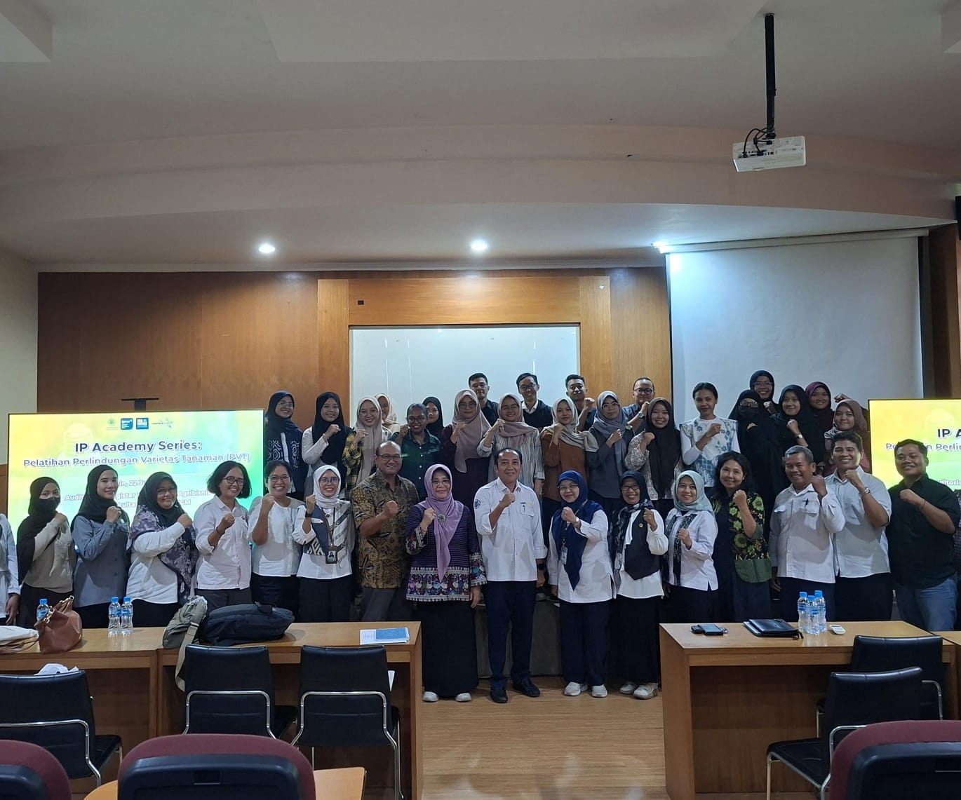 Kementan mendorong Universitas Gadjah Mada (UGM) mendaftarkan Hak Perlindungan Varietas Tanaman (PVT) guna melindungi inovasi varietas unggul, mempercepat hilirisasi riset, dan mendukung swasembada pangan nasional.