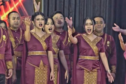Tampil spektakuler dengan busana merah-emas Toraja, tim PSDC Sulawesi Selatan hipnotis juri dan getarkan Aula Unipa Manokwari di Pesparawi XIV 2026.