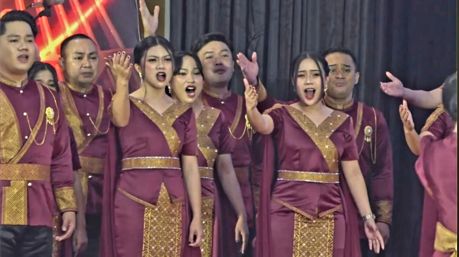 Tampil spektakuler dengan busana merah-emas Toraja, tim PSDC Sulawesi Selatan hipnotis juri dan getarkan Aula Unipa Manokwari di Pesparawi XIV 2026.