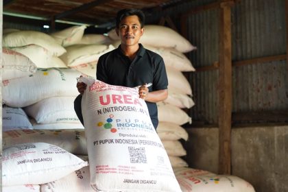 Pemerintah memastikan stok pupuk subsidi masih mencapai 5,1 juta ton. FAO memproyeksikan produksi beras Indonesia 38,6 juta ton pada 2026, tertinggi di Asia Tenggara di tengah ancaman krisis pangan global.
