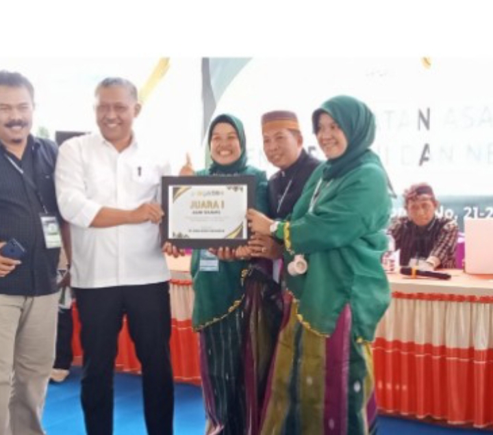 Tiga putra-putri terbaik Kabupaten Bone sukses mengantarkan Kontingen Sulawesi Selatan meraih Juara I Lomba Asah Terampil pada Penas Petani Nelayan XVII 2026 di Gorontalo setelah mengalahkan Sumut dan Jateng.