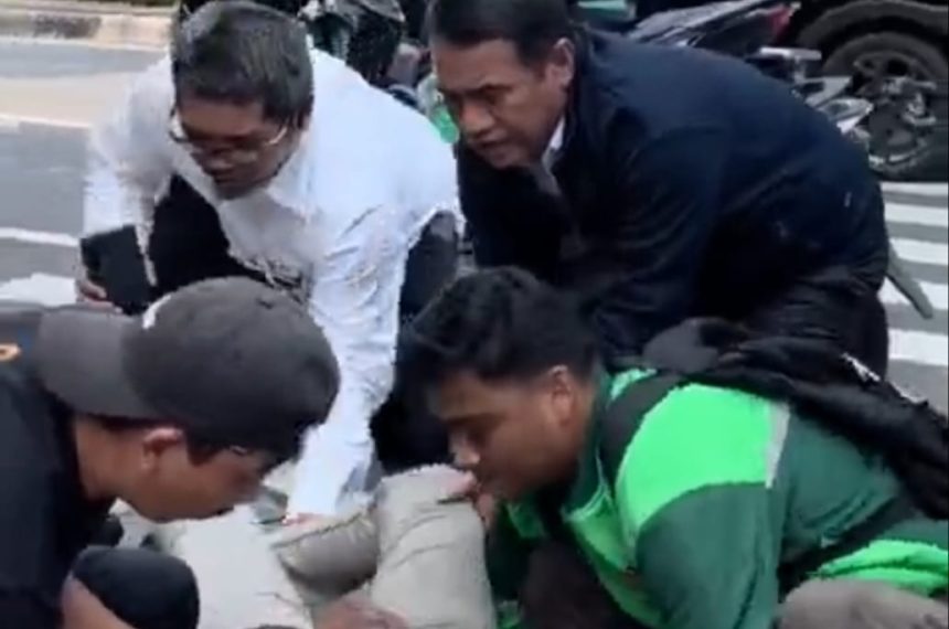 Mentan Amran Sulaiman sempat terlambat rapat terbatas di Istana akibat turun jalan membantu korban kecelakaan di Taman Suropati. Mobil pengawal dipakai evakuasi ke RSCM.