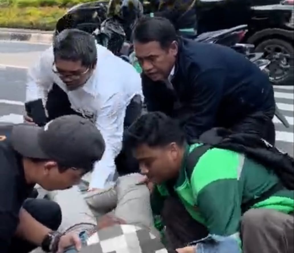 Mentan Amran Sulaiman sempat terlambat rapat terbatas di Istana akibat turun jalan membantu korban kecelakaan di Taman Suropati. Mobil pengawal dipakai evakuasi ke RSCM.