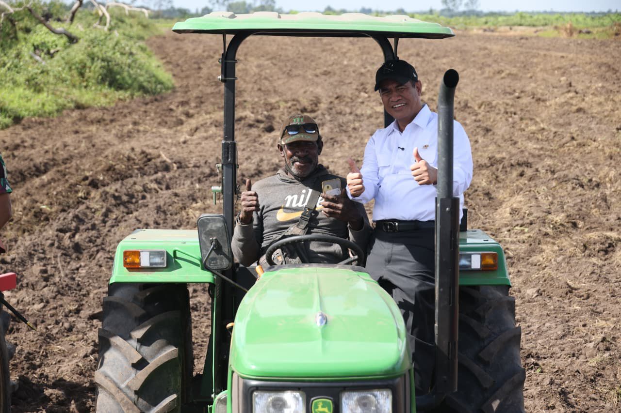 Mentan Andi Amran Sulaiman bersama petani di atas traktor saat meninjau program cetak sawah di Merauke, Papua Selatan