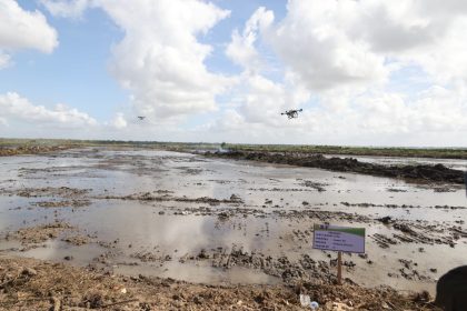 Menteri Pertanian Andi Amran Sulaiman meninjau penggunaan drone dan alat mesin pertanian modern oleh anak muda Papua di Merauke.