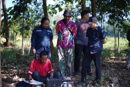 Petugas Kementerian Pertanian melakukan pengeboran sumur submersible untuk mengatasi kekeringan lahan pertanian di Kabupaten Subang.