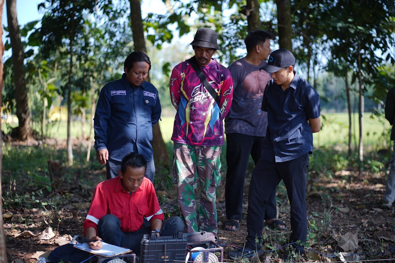 Petugas Kementerian Pertanian melakukan pengeboran sumur submersible untuk mengatasi kekeringan lahan pertanian di Kabupaten Subang.