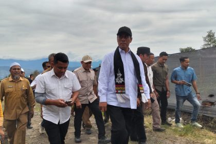 Mentan Andi Amran Sulaiman menegaskan pemerintah akan menindak tegas hingga menutup perusahaan yang sengaja mempermainkan dan menekan harga TBS sawit petani.