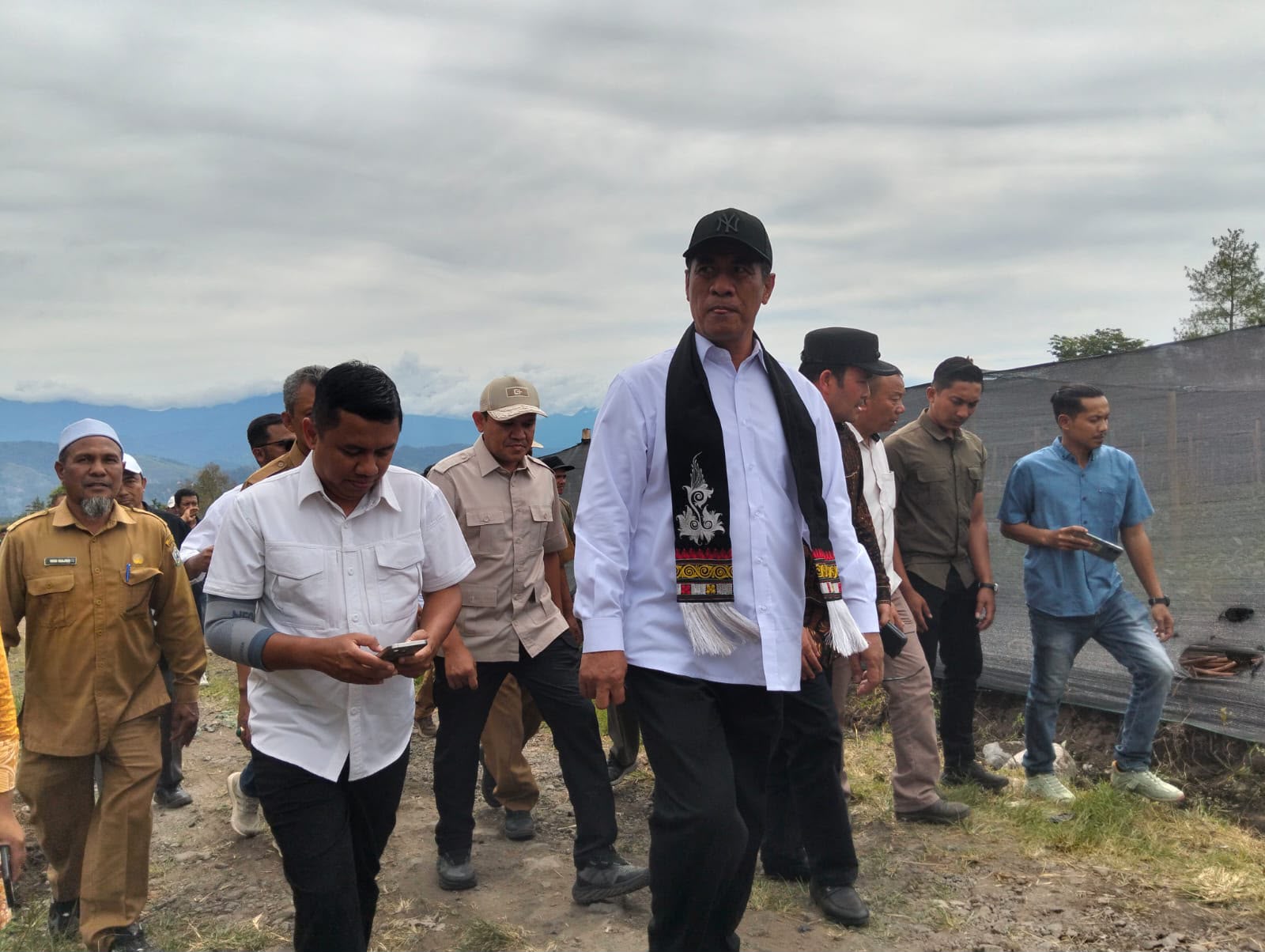 Mentan Andi Amran Sulaiman menegaskan pemerintah akan menindak tegas hingga menutup perusahaan yang sengaja mempermainkan dan menekan harga TBS sawit petani.