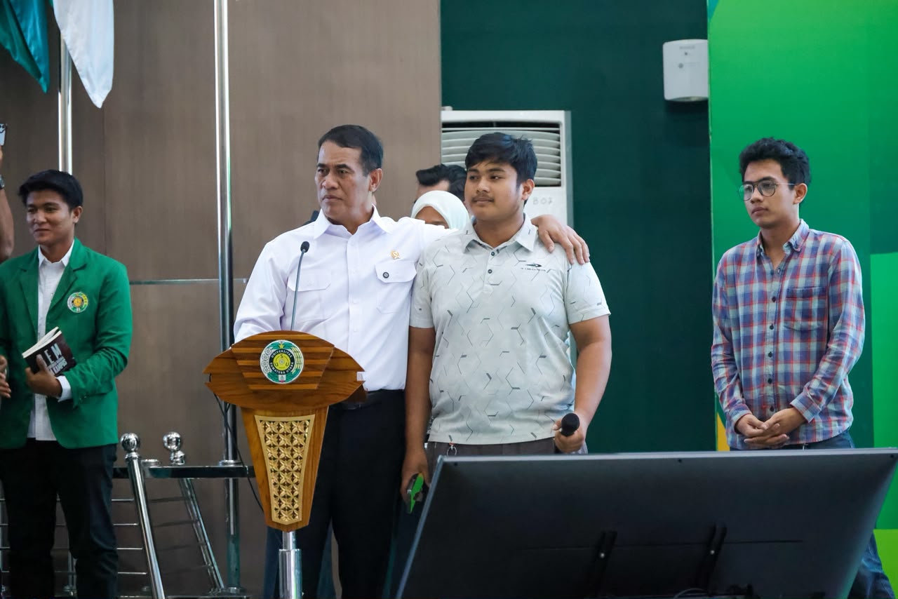 Menteri Pertanian Andi Amran Sulaiman berdialog dengan mahasiswa saat kuliah umum di Universitas Sumatera Utara.