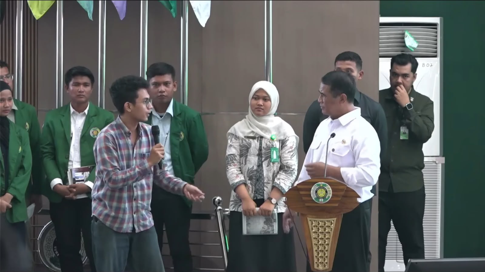 Menteri Pertanian Andi Amran Sulaiman berdialog dengan mahasiswa saat kuliah umum di Universitas Sumatera Utara.