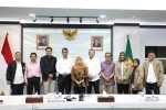 Mentan Andi Amran Sulaiman menantang UNESA mengembangkan benih kedelai unggul berproduktivitas 5-6 ton per hektare. Pemerintah siap mendukung inovasi kampus untuk mempercepat swasembada kedelai nasional.