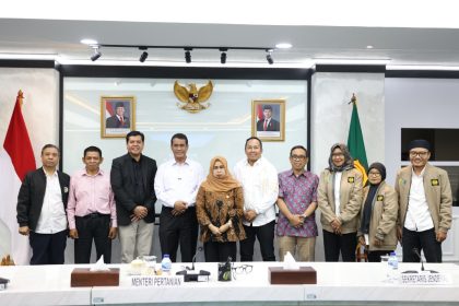 Mentan Andi Amran Sulaiman menantang UNESA mengembangkan benih kedelai unggul berproduktivitas 5-6 ton per hektare. Pemerintah siap mendukung inovasi kampus untuk mempercepat swasembada kedelai nasional.